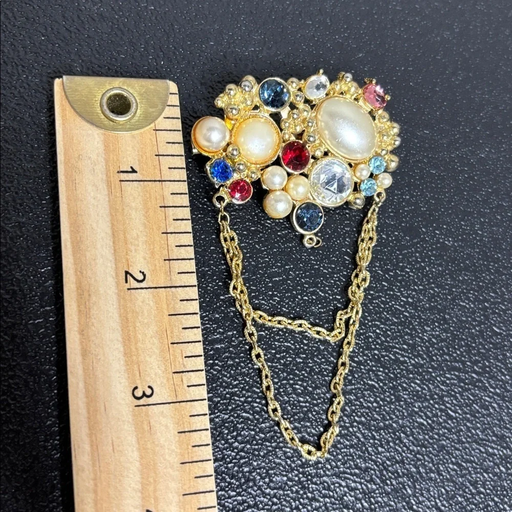 Elegant Gold and Multicolor Gemstone Brooch